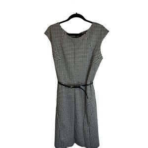 Adorable sleeveless dress, perfect for business luncheon!